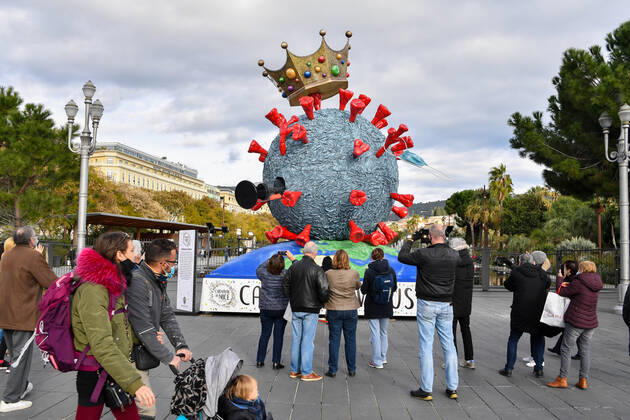 Suite a l annulation du Carnaval de Nice 2021 installation du Â« Carnavalovirus, l Usurpateur Â» sur la Place Massena a Nice, jusqu au samedi 27 fevrier 2021. Il regne sur le monde depuis plus d un an et tente, en ce debut d annee, de se couronner Â« Roi du Carnaval de Nice 2021 Â» en essayant de s approprier la couronne et de la mettre sur sa tete ! Mais il peine¦ Ses petites Â« mandibules Â» sont trop courtes. Le masque et le vaccin les raccourcissent de jour en jour. Le regle de l usurpateur du monde est en train de prendre fin et la planete en sera bientot totalement debarrassee ! Une fois terrasse, Carnavalovirus brulera, mais les Nicois auront au prealable recupere la couronne royale revenant de droit au Roi du Carnaval 2022. Compte 
