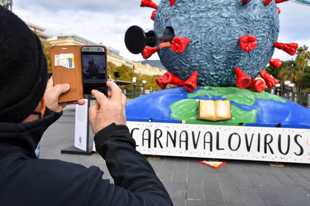 Suite a l annulation du Carnaval de Nice 2021 installation du Â« Carnavalovirus, l Usurpateur Â» sur la Place Massena a Nice, jusqu au samedi 27 fevrier 2021. Il regne sur le monde depuis plus d un an et tente, en ce debut d annee, de se couronner Â« Roi du Carnaval de Nice 2021 Â» en essayant de s approprier la couronne et de la mettre sur sa tete ! Mais il peine¦ Ses petites Â« mandibules Â» sont trop courtes. Le masque et le vaccin les raccourcissent de jour en jour. Le regle de l usurpateur du monde est en train de prendre fin et la planete en sera bientot totalement debarrassee ! Une fois terrasse, Carnavalovirus brulera, mais les Nicois auront au prealable recupere la couronne royale revenant de droit au Roi du Carnaval 2022. Compte 