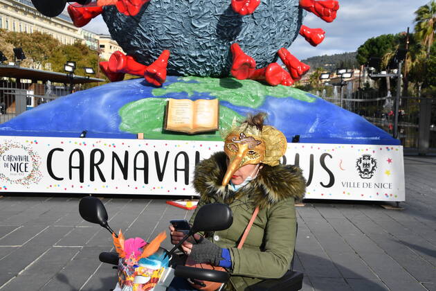 Suite a l annulation du Carnaval de Nice 2021 installation du Ç Carnavalovirus, l Usurpateur È sur la Place Massena a Nice, jusqu au samedi 27 fevrier 2021. Il regne sur le monde depuis plus d un an et tente, en ce debut d annee, de se couronner Ç Roi du Carnaval de Nice 2021 È en essayant de s approprier la couronne et de la mettre sur sa tete ! Mais il peineÉ Ses petites Ç mandibules È sont trop courtes. Le masque et le vaccin les raccourcissent de jour en jour. Le regle de l usurpateur du monde est en train de prendre fin et la planete en sera bientot totalement debarrassee ! Une fois terrasse, Carnavalovirus brulera, mais les Nicois auront au prealable recupere la couronne royale revenant de droit au Roi du Carnaval 2022. Compte tenu de 