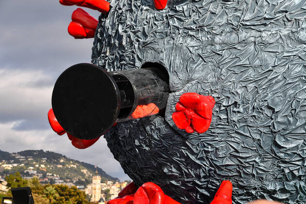 Suite a l annulation du Carnaval de Nice 2021 installation du Â« Carnavalovirus, l Usurpateur Â» sur la Place Massena a Nice, jusqu au samedi 27 fevrier 2021. Il regne sur le monde depuis plus d un an et tente, en ce debut d annee, de se couronner Â« Roi du Carnaval de Nice 2021 Â» en essayant de s approprier la couronne et de la mettre sur sa tete ! Mais il peine¦ Ses petites Â« mandibules Â» sont trop courtes. Le masque et le vaccin les raccourcissent de jour en jour. Le regle de l usurpateur du monde est en train de prendre fin et la planete en sera bientot totalement debarrassee ! Une fois terrasse, Carnavalovirus brulera, mais les Nicois auront au prealable recupere la couronne royale revenant de droit au Roi du Carnaval 2022. Compte 