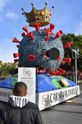 Suite a l annulation du Carnaval de Nice 2021 installation du Â« Carnavalovirus, l Usurpateur Â» sur la Place Massena a Nice, jusqu au samedi 27 fevrier 2021. Il regne sur le monde depuis plus d un an et tente, en ce debut d annee, de se couronner Â« Roi du Carnaval de Nice 2021 Â» en essayant de s approprier la couronne et de la mettre sur sa tete ! Mais il peine¦ Ses petites Â« mandibules Â» sont trop courtes. Le masque et le vaccin les raccourcissent de jour en jour. Le regle de l usurpateur du monde est en train de prendre fin et la planete en sera bientot totalement debarrassee ! Une fois terrasse, Carnavalovirus brulera, mais les Nicois auront au prealable recupere la couronne royale revenant de droit au Roi du Carnaval 2022. Compte 
