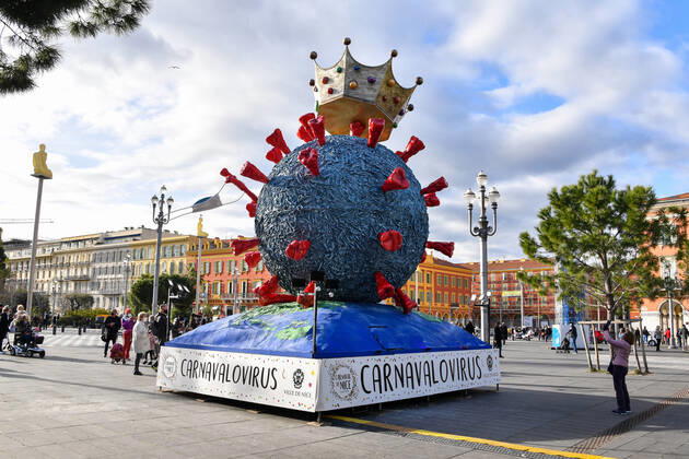 Suite a l annulation du Carnaval de Nice 2021 installation du Â« Carnavalovirus, l Usurpateur Â» sur la Place Massena a Nice, jusqu au samedi 27 fevrier 2021. Il regne sur le monde depuis plus d un an et tente, en ce debut d annee, de se couronner Â« Roi du Carnaval de Nice 2021 Â» en essayant de s approprier la couronne et de la mettre sur sa tete ! Mais il peine¦ Ses petites Â« mandibules Â» sont trop courtes. Le masque et le vaccin les raccourcissent de jour en jour. Le regle de l usurpateur du monde est en train de prendre fin et la planete en sera bientot totalement debarrassee ! Une fois terrasse, Carnavalovirus brulera, mais les Nicois auront au prealable recupere la couronne royale revenant de droit au Roi du Carnaval 2022. Compte 
