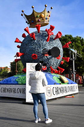 Suite a l annulation du Carnaval de Nice 2021 installation du Â« Carnavalovirus, l Usurpateur Â» sur la Place Massena a Nice, jusqu au samedi 27 fevrier 2021. Il regne sur le monde depuis plus d un an et tente, en ce debut d annee, de se couronner Â« Roi du Carnaval de Nice 2021 Â» en essayant de s approprier la couronne et de la mettre sur sa tete ! Mais il peine¦ Ses petites Â« mandibules Â» sont trop courtes. Le masque et le vaccin les raccourcissent de jour en jour. Le regle de l usurpateur du monde est en train de prendre fin et la planete en sera bientot totalement debarrassee ! Une fois terrasse, Carnavalovirus brulera, mais les Nicois auront au prealable recupere la couronne royale revenant de droit au Roi du Carnaval 2022. Compte 