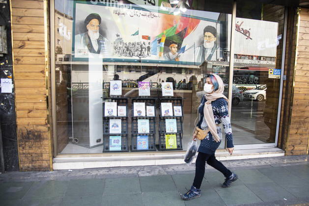 Iran: Warning for the fourth wave of the coronavirus outbreak Portraits of supreme leader of Iran, Ayatollah Ali Khamenei and the Iran s late leader Ayatollah Khomeini are reflected in a bookstore window in Enghelab(Revolution) street, Tehran, Iran. Since the beginning of February 2021, the number of people infected with the Coronavirus has been increasing in Iran. Tehran Tehran Iran Copyright: SobhanxFarajvan