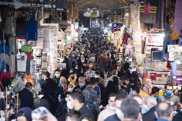 Iran: Warning for the fourth wave of the coronavirus outbreak Crowds of people in Tehran s Grand Bazaar amid the COVID-19 outbreak in Tehran, Iran. Since the beginning of February 2021, the number of people infected with the Coronavirus has been increasing in Iran. Tehran Tehran Iran Copyright: SobhanxFarajvan