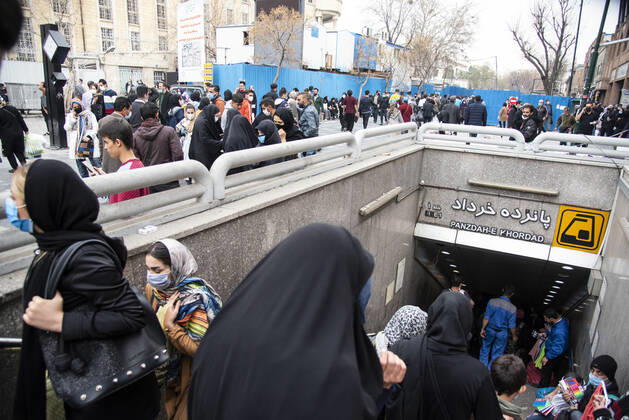 Iran: Warning for the fourth wave of the coronavirus outbreak 15 Khordad metro station is the closest metro station to Tehran Grand Bazaar. Crowds of people in Tehran s Grand Bazaar amid the COVID-19 outbreak in Tehran, Iran. Since the beginning of February 2021, the number of people infected with the Coronavirus has been increasing in Iran. Tehran Tehran Iran Copyright: SobhanxFarajvan
