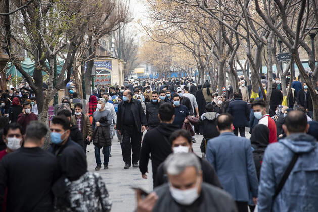 Iran: Warning for the fourth wave of the coronavirus outbreak Crowds of people in Tehran s Grand Bazaar amid the COVID-19 outbreak in Tehran, Iran. Since the beginning of February 2021, the number of people infected with the Coronavirus has been increasing in Iran. Tehran Tehran Iran Copyright: SobhanxFarajvan