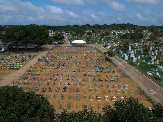 Coronavirus in Brasilien, Beerdigung von Todesopfern in Manaus MANAUS, AM - 16.02.2021: AMAZONAS PASSA DOS 10 MIL MORTOS COVID19 - Covid-19 burials at the Nossa Senhora Aparecida cemetery in Manaus (AM), this Tuesday morning (16). The Amazon should surpass the 10,000 deaths by Covid-19 today (16). According to the Covid-19 Daily Bulletin, 120 deaths were confirmed by Covid-19, 60 of which occurred on 02 14 and 60 deaths were terminated by clinical criteria, bringing the total number of deaths to 9,992. x2033050x  SandroxPereira