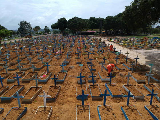 Coronavirus in Brasilien, Beerdigung von Todesopfern in Manaus MANAUS, AM - 16.02.2021: AMAZONAS PASSA DOS 10 MIL MORTOS COVID19 - Covid-19 burials at the Nossa Senhora Aparecida cemetery in Manaus (AM), this Tuesday morning (16). The Amazon should surpass the 10,000 deaths by Covid-19 today (16). According to the Covid-19 Daily Bulletin, 120 deaths were confirmed by Covid-19, 60 of which occurred on 02 14 and 60 deaths were terminated by clinical criteria, bringing the total number of deaths to 9,992. x2033051x  SandroxPereira