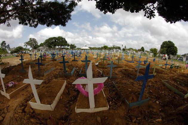 Coronavirus in Brasilien, Beerdigung von Todesopfern in Manaus MANAUS, AM - 16.02.2021: AMAZONAS PASSA DOS 10 MIL MORTOS COVID19 - Covid-19 burials at the Nossa Senhora Aparecida cemetery in Manaus (AM), this Tuesday morning (16). The Amazon should surpass the 10,000 deaths by Covid-19 today (16). According to the Covid-19 Daily Bulletin, 120 deaths were confirmed by Covid-19, 60 of which occurred on 02 14 and 60 deaths were terminated by clinical criteria, bringing the total number of deaths to 9,992. x2033057x  SandroxPereira