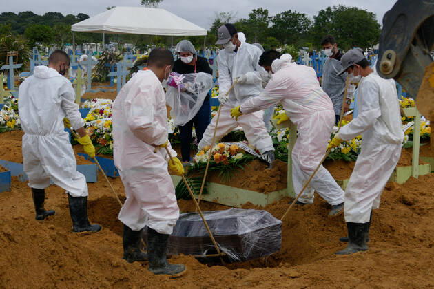 Coronavirus in Brasilien, Beerdigung von Todesopfern in Manaus MANAUS, AM - 16.02.2021: AMAZONAS PASSA DOS 10 MIL MORTOS COVID19 - Covid-19 burials at the Nossa Senhora Aparecida cemetery in Manaus (AM), this Tuesday morning (16). The Amazon should surpass the 10,000 deaths by Covid-19 today (16). According to the Covid-19 Daily Bulletin, 120 deaths were confirmed by Covid-19, 60 of which occurred on 02 14 and 60 deaths were terminated by clinical criteria, bringing the total number of deaths to 9,992. In the photo, burial of Mrs. Maria Valdenir Pereira Conceição, 64 years old. x2033058x SandroxPereira