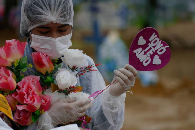 Coronavirus in Brasilien, Beerdigung von Todesopfern in Manaus MANAUS, AM - 16.02.2021: AMAZONAS PASSA DOS 10 MIL MORTOS COVID19 - Covid-19 burials at the Nossa Senhora Aparecida cemetery in Manaus (AM), this Tuesday morning (16). The Amazon should surpass the 10,000 deaths by Covid-19 today (16). According to the Covid-19 Daily Bulletin, 120 deaths were confirmed by Covid-19, 60 of which occurred on 02 14 and 60 deaths were terminated by clinical criteria, bringing the total number of deaths to 9,992. In the photo, family members say goodbye to Mrs. Maria Valenir Pereira conceição, 64 years old. x2033063x SandroxPereira