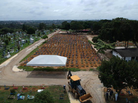 Coronavirus in Brasilien, Beerdigung von Todesopfern in Manaus MANAUS, AM - 16.02.2021: AMAZONAS PASSA DOS 10 MIL MORTOS COVID19 - Covid-19 burials at the Nossa Senhora Aparecida cemetery in Manaus (AM), this Tuesday morning (16). The Amazon should surpass the 10,000 deaths by Covid-19 today (16). According to the Covid-19 Daily Bulletin, 120 deaths were confirmed by Covid-19, 60 of which occurred on 02 14 and 60 deaths were terminated by clinical criteria, bringing the total number of deaths to 9,992. x2033064x  SandroxPereira