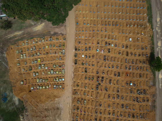Coronavirus in Brasilien, Beerdigung von Todesopfern in Manaus MANAUS, AM - 16.02.2021: AMAZONAS PASSA DOS 10 MIL MORTOS COVID19 - Covid-19 burials at the Nossa Senhora Aparecida cemetery in Manaus (AM), this Tuesday morning (16). The Amazon should surpass the 10,000 deaths by Covid-19 today (16). According to the Covid-19 Daily Bulletin, 120 deaths were confirmed by Covid-19, 60 of which occurred on 02 14 and 60 deaths were terminated by clinical criteria, bringing the total number of deaths to 9,992. x2033065x  SandroxPereira