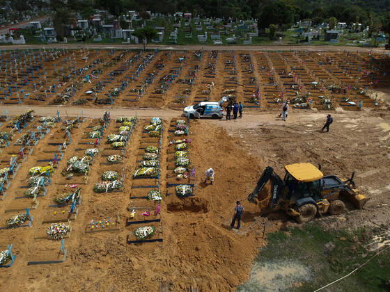 Coronavirus in Brasilien, Beerdigung von Todesopfern in Manaus MANAUS, AM - 16.02.2021: AMAZONAS PASSA DOS 10 MIL MORTOS COVID19 - Covid-19 burials at the Nossa Senhora Aparecida cemetery in Manaus (AM), this Tuesday morning (16). The Amazon should surpass the 10,000 deaths by Covid-19 today (16). According to the Covid-19 Daily Bulletin, 120 deaths were confirmed by Covid-19, 60 of which occurred on 02 14 and 60 deaths were terminated by clinical criteria, bringing the total number of deaths to 9,992. x2033066x  SandroxPereira