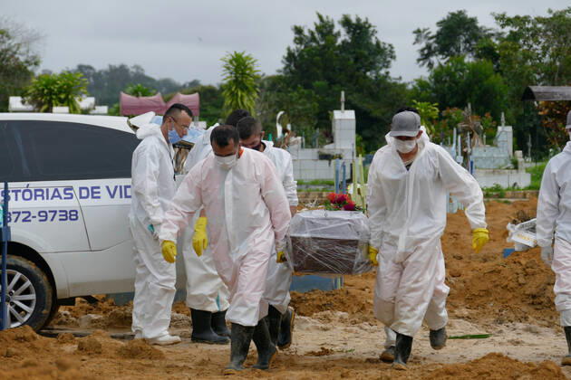 Coronavirus in Brasilien, Beerdigung von Todesopfern in Manaus MANAUS, AM - 16.02.2021: AMAZONAS PASSA DOS 10 MIL MORTOS COVID19 - Covid-19 burials at the Nossa Senhora Aparecida cemetery in Manaus (AM), this Tuesday morning (16). The Amazon should surpass the 10,000 deaths by Covid-19 today (16). According to the Covid-19 Daily Bulletin, 120 deaths were confirmed by Covid-19, 60 of which occurred on 02 14 and 60 deaths were terminated by clinical criteria, bringing the total number of deaths to 9,992. In the photo, burial of Mrs. Maria Valdenir Pereira Conceição, 64 years old. x2033067x SandroxPereira