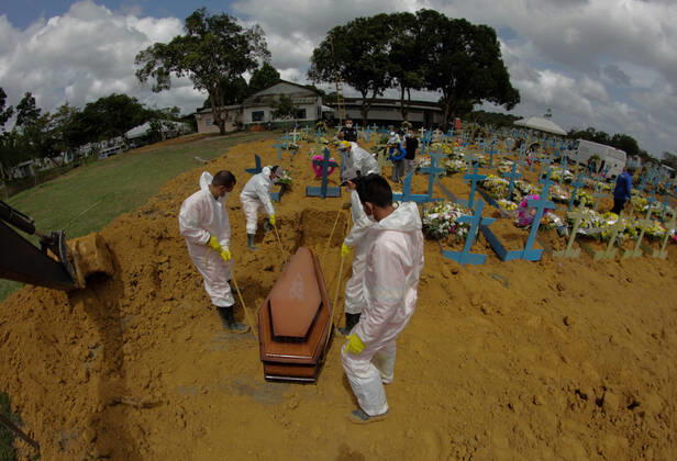 Coronavirus in Brasilien, Beerdigung von Todesopfern in Manaus MANAUS, AM - 16.02.2021: AMAZONAS PASSA DOS 10 MIL MORTOS COVID19 - Covid-19 burials at the Nossa Senhora Aparecida cemetery in Manaus (AM), this Tuesday morning (16). The Amazon should surpass the 10,000 deaths by Covid-19 today (16). According to the Covid-19 Daily Bulletin, 120 deaths were confirmed by Covid-19, 60 of which occurred on 02 14 and 60 deaths were terminated by clinical criteria, bringing the total number of deaths to 9,992. In the photo, gravediggers put a coffin inside an open grave. x2033070x  SandroxPereira