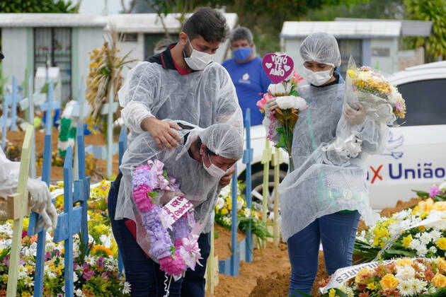 Coronavirus in Brasilien, Beerdigung von Todesopfern in Manaus MANAUS, AM - 16.02.2021: AMAZONAS PASSA DOS 10 MIL MORTOS COVID19 - Covid-19 burials at the Nossa Senhora Aparecida cemetery in Manaus (AM), this Tuesday morning (16). The Amazon should surpass the 10,000 deaths by Covid-19 today (16). According to the Covid-19 Daily Bulletin, 120 deaths were confirmed by Covid-19, 60 of which occurred on 02 14 and 60 deaths were terminated by clinical criteria, bringing the total number of deaths to 9,992. In the photo, family members say goodbye to Mrs. Maria Valenir Pereira conceição, 64 years old. x2033072x SandroxPereira