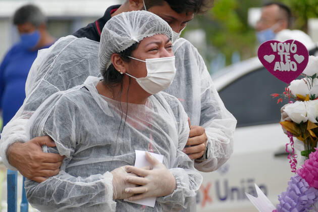Coronavirus in Brasilien, Beerdigung von Todesopfern in Manaus MANAUS, AM - 16.02.2021: AMAZONAS PASSA DOS 10 MIL MORTOS COVID19 - Covid-19 burials at the Nossa Senhora Aparecida cemetery in Manaus (AM), this Tuesday morning (16). The Amazon should surpass the 10,000 deaths by Covid-19 today (16). According to the Covid-19 Daily Bulletin, 120 deaths were confirmed by Covid-19, 60 of which occurred on 02 14 and 60 deaths were terminated by clinical criteria, bringing the total number of deaths to 9,992. In the photo, family members say goodbye to Mrs. Maria Valenir Pereira conceição, 64 years old. x2033073x SandroxPereira