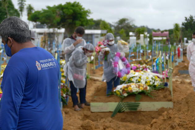 Coronavirus in Brasilien, Beerdigung von Todesopfern in Manaus MANAUS, AM - 16.02.2021: AMAZONAS PASSA DOS 10 MIL MORTOS COVID19 - Covid-19 burials at the Nossa Senhora Aparecida cemetery in Manaus (AM), this Tuesday morning (16). The Amazon should surpass the 10,000 deaths by Covid-19 today (16). According to the Covid-19 Daily Bulletin, 120 deaths were confirmed by Covid-19, 60 of which occurred on 02 14 and 60 deaths were terminated by clinical criteria, bringing the total number of deaths to 9,992. In the photo, family members say goodbye to Mrs. Maria Valenir Pereira conceição, 64 years old. x2033074x SandroxPereira
