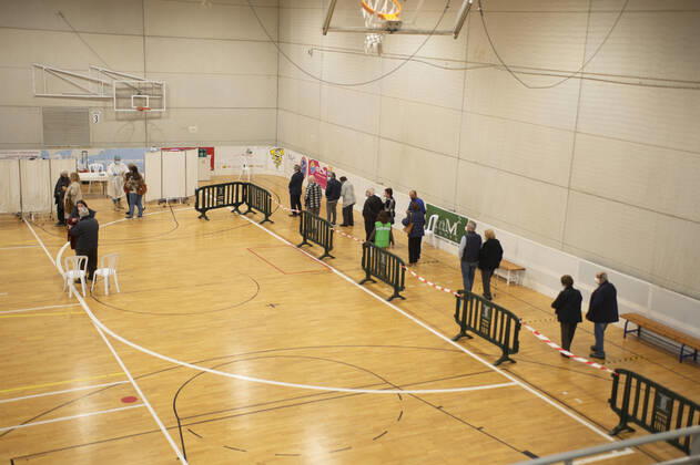 Several people attend a vaccination device against Covid-19 in the pavilion of the polygon Cabezo Beaza, in Cartagena, Murcia (Spain), on February 16, 2021. The Ministry of Health of Murcia has begun this Tuesday to vaccinate against the coronavirus to those over 80 years in this pavilion and the forecast of the Community is to administer the first dose to about 600 people belonging to this group throughout this week. During the first day of vaccination will be administered about 250 doses of vaccine Moderna, which will be applied by appointment and progressively, ie, from older to younger age. 16 FEBRUARY 2021;COVID-19;CORONAVIRUS;MURCIA;VACCINES;HEALTH;DISEASE;VACCINATIONS;SENIORS LagenciaEP 02 16 2021 CARTAGENA, MURCIA CARTAGENA, MURCIA Copyright: xLagenciaEPx 3565609