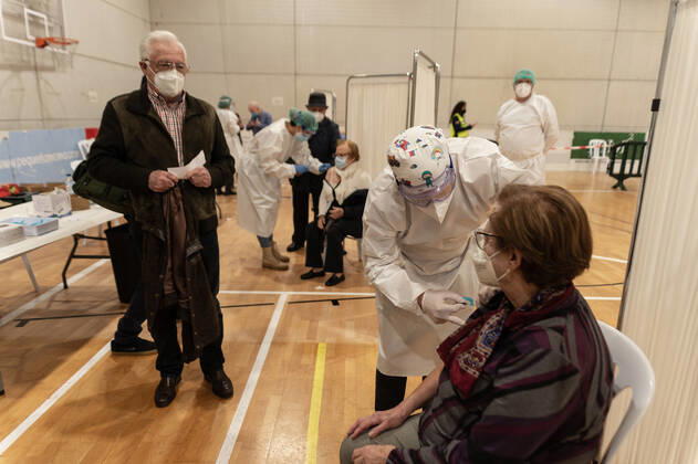 A woman receives the first dose of the vaccine against Covid-19 in a device installed in the pavilion of the polygon Cabezo Beaza, in Cartagena, Murcia (Spain), on February 16, 2021. The Ministry of Health of Murcia has begun this Tuesday to vaccinate against the coronavirus to those over 80 years in this pavilion and the forecast of the Community is to administer the first dose to about 600 people belonging to this group throughout this week. During the first day of vaccination will be administered about 250 doses of vaccine Moderna, which will be applied by appointment and progressively, ie, from older to younger age. 16 FEBRUARY 2021;COVID-19;CORONAVIRUS;MURCIA;VACCINES;HEALTH;DISEASE;VACCINATIONS;SENIORS LagenciaEP 02 16 2021 CARTAGENA Copyright: xLagenciaEPx 3565610