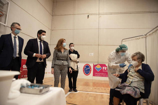 The president of the Region of Murcia, Fernando Lopez Miras, observes how a woman is vaccinated against Covid-19 in a device installed in the pavilion of the polygon Cabezo Beaza, in Cartagena, Murcia (Spain), on February 16, 2021. The Ministry of Health of Murcia has begun this Tuesday to vaccinate against the coronavirus to those over 80 years in this pavilion and the forecast of the Community is to administer the first dose to about 600 people belonging to this group throughout this week. During the first day of vaccination will be administered about 250 doses of vaccine Moderna, which will be applied by appointment and progressively, ie, from older to younger age. 16 FEBRUARY 2021;COVID-19;CORONAVIRUS;MURCIA;VACCINES;HEALTH;DISEASE;VAC Copyright: xLagenciaEPx 3565614