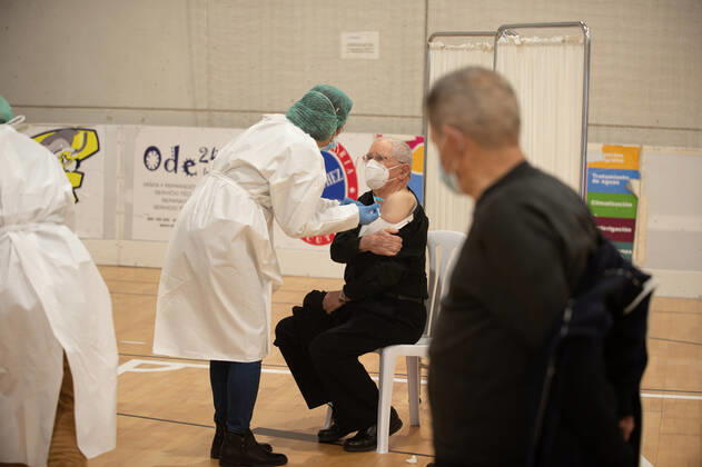 A man is vaccinated against Covid-19 in a device installed in the pavilion of the polygon Cabezo Beaza, in Cartagena, Murcia (Spain), on February 16, 2021. The Ministry of Health of Murcia has begun this Tuesday to vaccinate against the coronavirus to those over 80 years in this pavilion and the forecast of the Community is to administer the first dose to about 600 people belonging to this group throughout this week. During the first day of vaccination will be administered about 250 doses of the vaccine Moderna, which will be applied by appointment and progressively, ie, from older to younger age. 16 FEBRUARY 2021;COVID-19;CORONAVIRUS;MURCIA;VACCINES;HEALTH;DISEASE;VACCINATIONS;SENIORS LagenciaEP 02 16 2021 CARTAGENA, MURCIA CARTAGENA, MUR Copyright: xLagenciaEPx 3565688