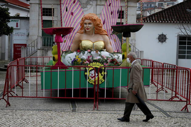 February 16, 2021, Lisbon, Portugal: A men wearing a facial protective mask walks by a carnival float on display in Loures, on the outskirts of Lisbon, Portugal, on February 16, 2021. Portugal s carnival parades and festivities had to be canceled as part of ongoing lockdown measures against COVID-19 pandemic, but some municipalities have adapted and asked revelers to party in their windows or online. Lisbon Portugal - ZUMAf123 20210216_zap_f123_004 Copyright: xPedroxFiuzax