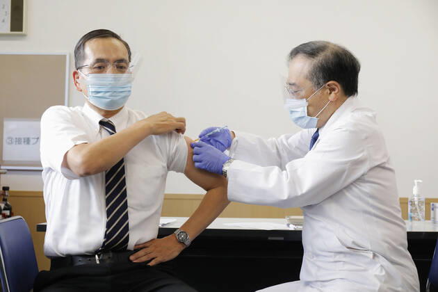 Japan begins COVID-19 vaccine to health workers Kazuhiro Araki (L), head of the Tokyo Medical Center, is administered a COVID-19 vaccine at his hospital in Tokyo s Meguro Ward on Feb. 17, 2021, receiving the first shot under Japan s vaccination program against the novel coronavirus. Japan is starting with an initial group of 40,000 health workers before expanding the rollout to the elderly and people with preexisting conditions. (Pool photo) 