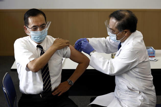 February 17, 2021, Tokyo, Japan: Director of the Tokyo Medical Center Kazuhiro Araki (L) receives a dose of COVID-19 vaccine as the country launches its inoculation campaign, in Tokyo on February 17, 2021. Tokyo Japan - ZUMAz114 20210217_zih_z114_005 Copyright: xPOOLx