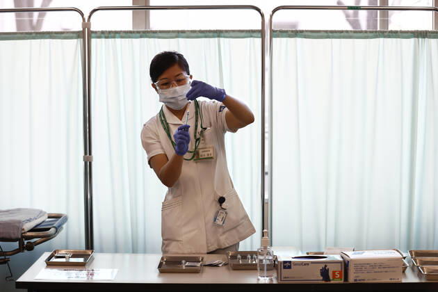 February 17, 2021, Tokyo, Japan: A medical worker fills a syringe with a dose of the Pfizer-BioNTech COVID-19 vaccine as the country launches its inoculation campaign at the Tokyo Medical Center in Tokyo on February 17, 2021. Tokyo Japan - ZUMAz114 20210217_zih_z114_018 Copyright: xPOOLx