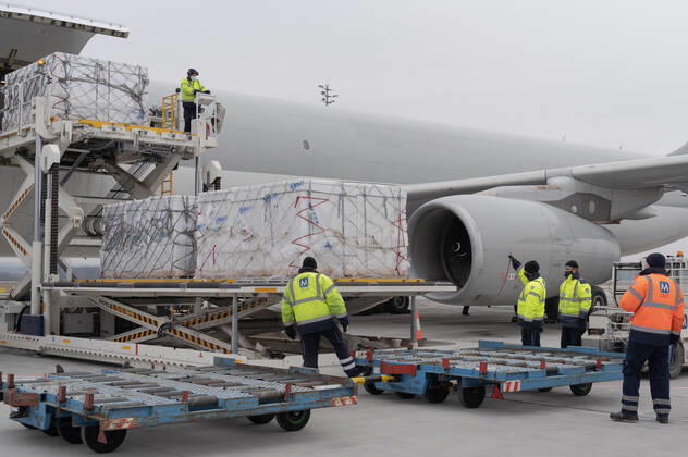 News Bilder des Tages (210217) -- BUDAPEST, Feb. 17, 2021 -- Staff members transfer the first batch of China s Sinopharm COVID-19 vaccine purchased by Hungary at the Liszt Ferenc International Airport in Budapest, Hungary, Feb. 16, 2021. (Photo by Xinhua) HUNGARY-BUDAPEST-COVID-19-VACCINE FROM CHINA-ARRIVAL AttilaxVolgyi 