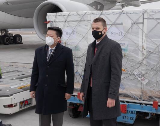 (210217) -- BUDAPEST, Feb. 17, 2021 -- Tamas Menczer (R), state secretary from the Hungarian Ministry of Foreign Affairs and Trade, and Chinese Ambassador to Hungary Qi Dayu welcome the first batch of China s Sinopharm COVID-19 vaccine purchased by Hungary at the Liszt Ferenc International Airport in Budapest, Hungary, Feb. 16, 2021. The first batch of China s Sinopharm COVID-19 vaccine purchased by Hungary arrived at Budapest on Tuesday. (Photo by Xinhua) HUNGARY-BUDAPEST-COVID-19-VACCINE FROM CHINA-ARRIVAL AttilaxVolgyi 