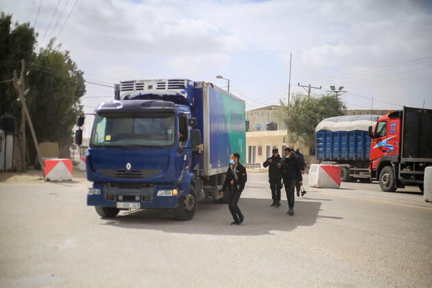 February 17, 2021, Southern the Gaza Strip, The Gaza Strip, Palestine: Palestinian medical received, at Karm Abu Salem Kerem Shalom commercial crossing southern the Gaza Strip, the Russian COVID-19 vaccines delivered from the Palestinian Authority in Ramallah, after a two-day delay from Israeli authorities. Southern the Gaza Strip Palestine - ZUMAq100 20210217_zaa_q100_001 Copyright: xMahmoudxKhattabx
