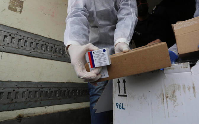 February 17, 2021, Rafah, Gaza Strip, Palestinian Territory: Palestinian health workers unload the first arriving shipment of doses of Russia s Sputnik V vaccine for COVID-19 coronavirus disease, on the Palestinian side of the Kerem Shalom border crossing south of Rafah in the southern Gaza Strip on February 17, 2021 Rafah Palestinian Territory - ZUMAap3_ 20210217_zaf_ap3_118 Copyright: xAshrafxAmrax
