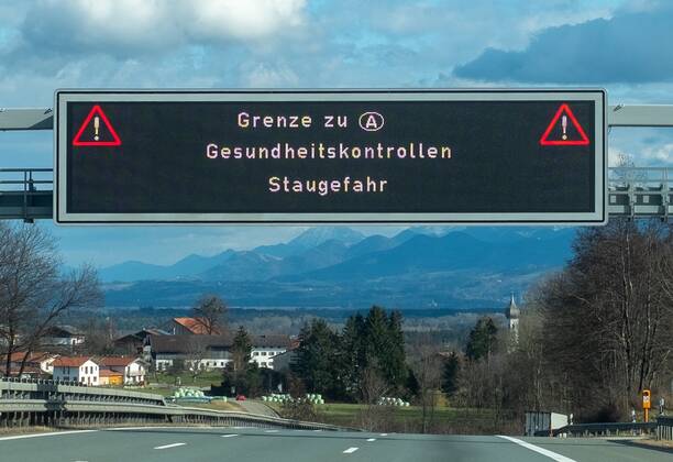Hinweistafel zu Gesundheitskontrollen am Irschenberg an der Autobahn A8. 17.2.2021 Deutschland.