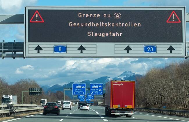 News Bilder des Tages Hinweistafel zu Gesundheitskontrollen vor Inntaldreieck an der Autobahn A8. 17.2.2021 Deutschland.