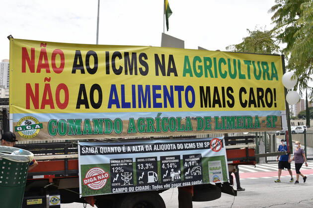 SÃO PAULO, SP - 17.02.2021: PROTESTO CONTRA O AUMENTO DO ICMS SP - I protest against the increase in the ICMS, and against Governor João Doria, (PSDB) this Wednesday, (17) in front of ALESP, in São Paulo. x2033146x  RobertoxCasimiro