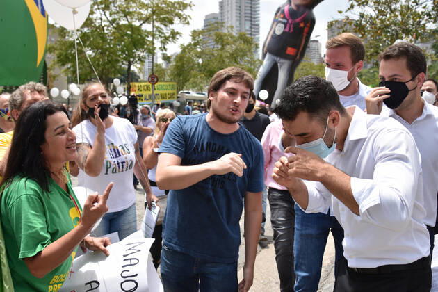 SÃO PAULO, SP - 17.02.2021: MOVIMENTAÇÃO AV PAULISTA - I protest against the increase in the ICMS, and against Governor João Doria, (PSDB) this Wednesday, (17) in front of ALESP, in São Paulo. in the photo, protesters in favor of President Jair Bolsonaro are talking with Congressman Arthur Durval. x2033152x  RobertoxCasimiro