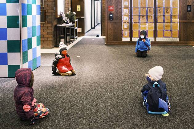 News Bilder des Tages February 17, 2021, Des Moines, Iowa, U.S: Pre-kindergarten students sitting socially distanced and wearing face masks wait to register at Walnut Street School in downtown Des Moines. Des Moines Public Schools (DMPS) opened to in person education this week after teaching most of the 2020-2021 school year either remotely or with a hybrid remote learning model. The district has ended its hybrid model. The Governor of Iowa has aggressively pushed schools to return to in person education, going so far as to threaten to withhold funds from districts that don t return to in person classes. DMPS, the largest school district in Iowa, has resisted the Governor s push because Polk County, IA, has been a Coronavirus COVID-19 hotspot with positivity rat - ZUMAk94_ 20210217_zaf_k94_005 Copyright: xJackxKurtzx