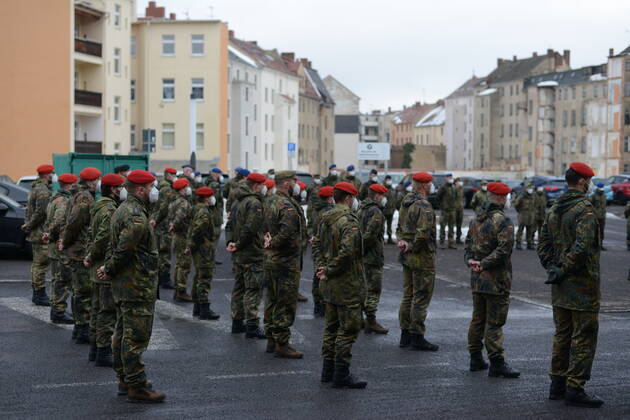 Am heutigen Nachmittag wurden die Soldatinnen und Soldaten der Bundeswehr, die seit November den Landkreis Görlitz bei der Aufgabenerfüllung im Rahmen der Bewältigung der Corona-Pandemie unterstützen, offiziell verabschiedet. Die 2. Beigeordnete und Sozialdezernentin, Martina Weber dankten gemeinsam mit Vertretern der Geschäftsleitungen der Klinken des Landkreises, Generalarzt Dr. Bruno Most sowie dem Görlitzer Oberbürger Octavian Ursu im Innenhof des Landratsamtes Görlitz für ihren Einsatz zur Aufrechterhaltung der medizinischen Infrastruktur. Der Hilfeleistungsantrag läuft noch bis zum 19. Februar 2021. Im Anschluss wird nur noch nicht-medizinisches Personal (helfende Hände) in den Krankenhäusern in Weißwasser, Zittau und E