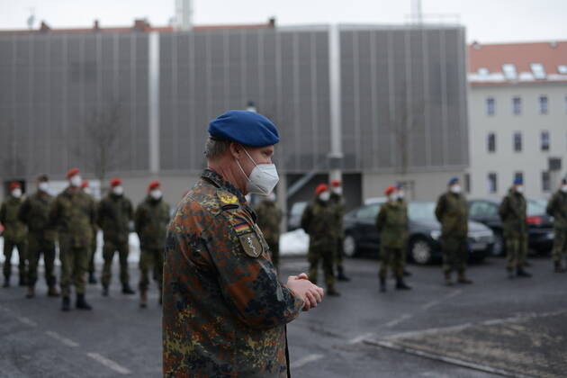 Am heutigen Nachmittag wurden die Soldatinnen und Soldaten der Bundeswehr, die seit November den Landkreis Görlitz bei der Aufgabenerfüllung im Rahmen der Bewältigung der Corona-Pandemie unterstützen, offiziell verabschiedet. Die 2. Beigeordnete und Sozialdezernentin, Martina Weber dankten gemeinsam mit Vertretern der Geschäftsleitungen der Klinken des Landkreises, Generalarzt Dr. Bruno Most sowie dem Görlitzer Oberbürger Octavian Ursu im Innenhof des Landratsamtes Görlitz für ihren Einsatz zur Aufrechterhaltung der medizinischen Infrastruktur. Der Hilfeleistungsantrag läuft noch bis zum 19. Februar 2021. Im Anschluss wird nur noch nicht-medizinisches Personal (helfende Hände) in den Krankenhäusern in Weißwasser, Zittau und E