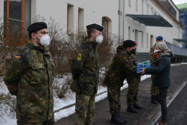 Am heutigen Nachmittag wurden die Soldatinnen und Soldaten der Bundeswehr, die seit November den Landkreis Görlitz bei der Aufgabenerfüllung im Rahmen der Bewältigung der Corona-Pandemie unterstützen, offiziell verabschiedet. Die 2. Beigeordnete und Sozialdezernentin, Martina Weber dankten gemeinsam mit Vertretern der Geschäftsleitungen der Klinken des Landkreises, Generalarzt Dr. Bruno Most sowie dem Görlitzer Oberbürger Octavian Ursu im Innenhof des Landratsamtes Görlitz für ihren Einsatz zur Aufrechterhaltung der medizinischen Infrastruktur. Der Hilfeleistungsantrag läuft noch bis zum 19. Februar 2021. Im Anschluss wird nur noch nicht-medizinisches Personal (helfende Hände) in den Krankenhäusern in Weißwasser, Zittau und E