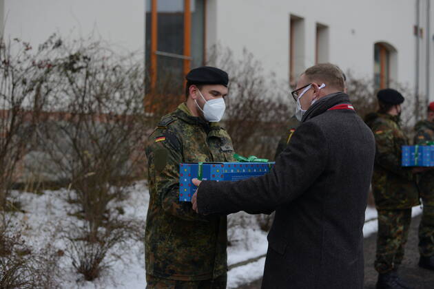 Am heutigen Nachmittag wurden die Soldatinnen und Soldaten der Bundeswehr, die seit November den Landkreis Görlitz bei der Aufgabenerfüllung im Rahmen der Bewältigung der Corona-Pandemie unterstützen, offiziell verabschiedet. Die 2. Beigeordnete und Sozialdezernentin, Martina Weber dankten gemeinsam mit Vertretern der Geschäftsleitungen der Klinken des Landkreises, Generalarzt Dr. Bruno Most sowie dem Görlitzer Oberbürger Octavian Ursu im Innenhof des Landratsamtes Görlitz für ihren Einsatz zur Aufrechterhaltung der medizinischen Infrastruktur. Der Hilfeleistungsantrag läuft noch bis zum 19. Februar 2021. Im Anschluss wird nur noch nicht-medizinisches Personal (helfende Hände) in den Krankenhäusern in Weißwasser, Zittau und E