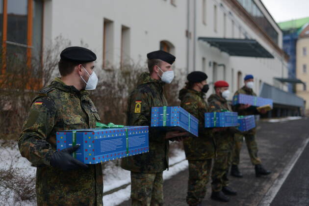 Am heutigen Nachmittag wurden die Soldatinnen und Soldaten der Bundeswehr, die seit November den Landkreis Görlitz bei der Aufgabenerfüllung im Rahmen der Bewältigung der Corona-Pandemie unterstützen, offiziell verabschiedet. Die 2. Beigeordnete und Sozialdezernentin, Martina Weber dankten gemeinsam mit Vertretern der Geschäftsleitungen der Klinken des Landkreises, Generalarzt Dr. Bruno Most sowie dem Görlitzer Oberbürger Octavian Ursu im Innenhof des Landratsamtes Görlitz für ihren Einsatz zur Aufrechterhaltung der medizinischen Infrastruktur. Der Hilfeleistungsantrag läuft noch bis zum 19. Februar 2021. Im Anschluss wird nur noch nicht-medizinisches Personal (helfende Hände) in den Krankenhäusern in Weißwasser, Zittau und E