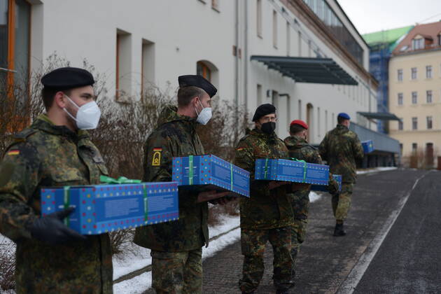 Am heutigen Nachmittag wurden die Soldatinnen und Soldaten der Bundeswehr, die seit November den Landkreis Görlitz bei der Aufgabenerfüllung im Rahmen der Bewältigung der Corona-Pandemie unterstützen, offiziell verabschiedet. Die 2. Beigeordnete und Sozialdezernentin, Martina Weber dankten gemeinsam mit Vertretern der Geschäftsleitungen der Klinken des Landkreises, Generalarzt Dr. Bruno Most sowie dem Görlitzer Oberbürger Octavian Ursu im Innenhof des Landratsamtes Görlitz für ihren Einsatz zur Aufrechterhaltung der medizinischen Infrastruktur. Der Hilfeleistungsantrag läuft noch bis zum 19. Februar 2021. Im Anschluss wird nur noch nicht-medizinisches Personal (helfende Hände) in den Krankenhäusern in Weißwasser, Zittau und E
