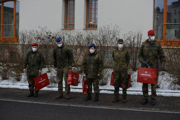 Am heutigen Nachmittag wurden die Soldatinnen und Soldaten der Bundeswehr, die seit November den Landkreis Görlitz bei der Aufgabenerfüllung im Rahmen der Bewältigung der Corona-Pandemie unterstützen, offiziell verabschiedet. Die 2. Beigeordnete und Sozialdezernentin, Martina Weber dankten gemeinsam mit Vertretern der Geschäftsleitungen der Klinken des Landkreises, Generalarzt Dr. Bruno Most sowie dem Görlitzer Oberbürger Octavian Ursu im Innenhof des Landratsamtes Görlitz für ihren Einsatz zur Aufrechterhaltung der medizinischen Infrastruktur. Der Hilfeleistungsantrag läuft noch bis zum 19. Februar 2021. Im Anschluss wird nur noch nicht-medizinisches Personal (helfende Hände) in den Krankenhäusern in Weißwasser, Zittau und E