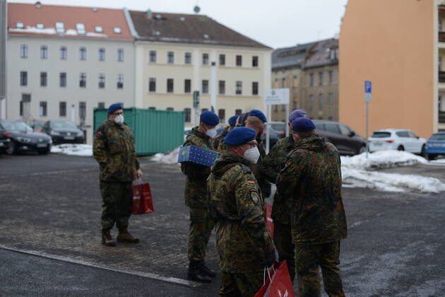 Am heutigen Nachmittag wurden die Soldatinnen und Soldaten der Bundeswehr, die seit November den Landkreis Görlitz bei der Aufgabenerfüllung im Rahmen der Bewältigung der Corona-Pandemie unterstützen, offiziell verabschiedet. Die 2. Beigeordnete und Sozialdezernentin, Martina Weber dankten gemeinsam mit Vertretern der Geschäftsleitungen der Klinken des Landkreises, Generalarzt Dr. Bruno Most sowie dem Görlitzer Oberbürger Octavian Ursu im Innenhof des Landratsamtes Görlitz für ihren Einsatz zur Aufrechterhaltung der medizinischen Infrastruktur. Der Hilfeleistungsantrag läuft noch bis zum 19. Februar 2021. Im Anschluss wird nur noch nicht-medizinisches Personal (helfende Hände) in den Krankenhäusern in Weißwasser, Zittau und E