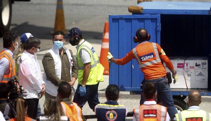 The mayor of Medellin, Daniel Quintero (L), and the government secretary of Antioquia, Luis Fernando Suarez (2L), receive the first batch of vaccines at the Jose Maria Cordova Airport, in the municipality of Rionegro, near Medellin, Colombia, 17 February 2021. A first batch of 6,570 vaccines purchased by the Colombian government against covid-19, arrived on Wednesday at the Jose Maria Cordova airport in Rionegro, where the cargo was received by the mayor of Medellin, Daniel Quintero, and the Secretary of Government of Antioquia, Luis Fernando Suarez. First batch of 6,570 covid-19 vaccines arrives in Antioquia !ACHTUNG: NUR REDAKTIONELLE NUTZUNG! Copyright: xLuisxEduardoxNoriegaxA.x AME6507 20210217-637491995042766173